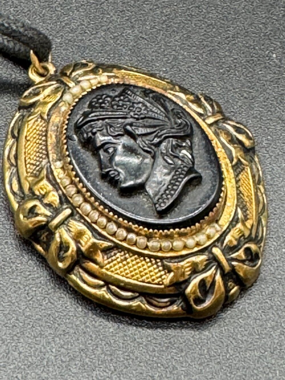 VTG Victorian Style Mourning Cameo Pendant Locket Necklace Gold & Black + Photos